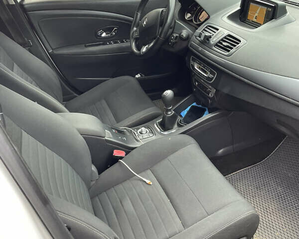 Белый Рено Меган, объемом двигателя 1.5 л и пробегом 235 тыс. км за 9100 $, фото 4 на Automoto.ua