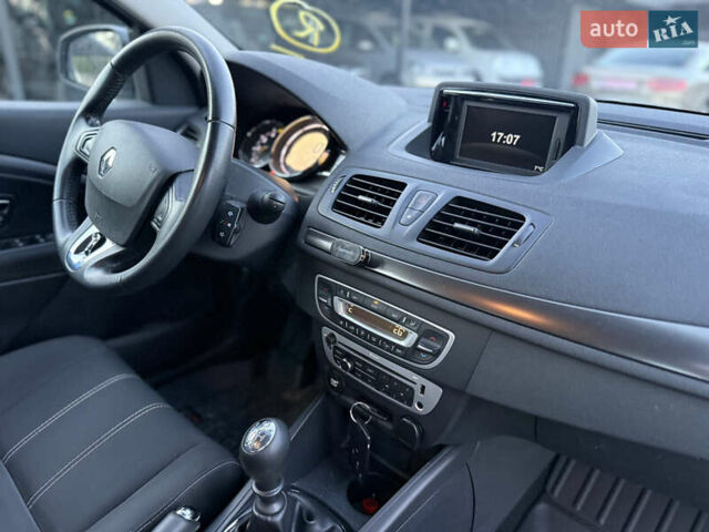 Белый Рено Меган, объемом двигателя 1.5 л и пробегом 245 тыс. км за 8250 $, фото 12 на Automoto.ua