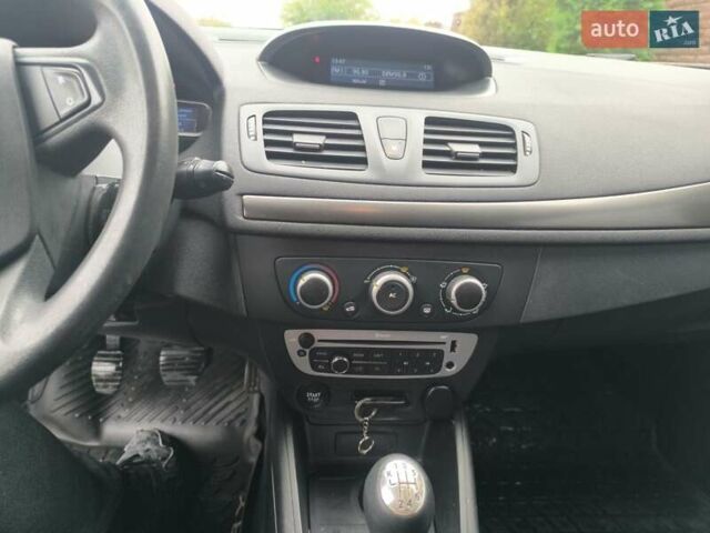 Білий Рено Меган, об'ємом двигуна 1.46 л та пробігом 302 тис. км за 7250 $, фото 3 на Automoto.ua