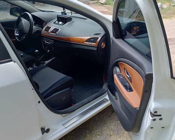 Белый Рено Меган, объемом двигателя 1.5 л и пробегом 200 тыс. км за 9800 $, фото 4 на Automoto.ua