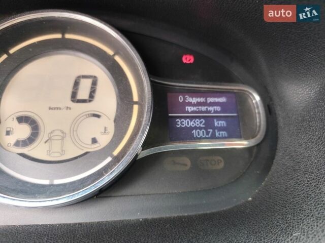 Білий Рено Меган, об'ємом двигуна 1.46 л та пробігом 331 тис. км за 8500 $, фото 26 на Automoto.ua