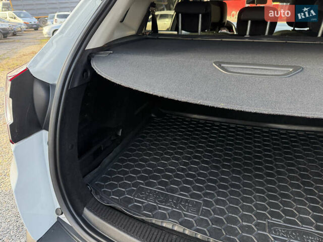 Белый Рено Меган, объемом двигателя 1.46 л и пробегом 178 тыс. км за 8550 $, фото 87 на Automoto.ua