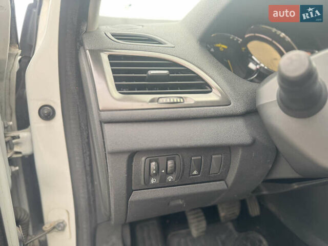 Белый Рено Меган, объемом двигателя 1.5 л и пробегом 280 тыс. км за 7750 $, фото 16 на Automoto.ua