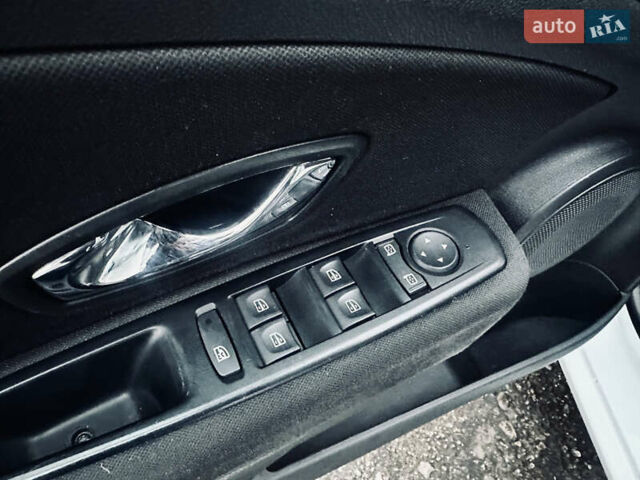 Белый Рено Меган, объемом двигателя 1.5 л и пробегом 253 тыс. км за 8200 $, фото 17 на Automoto.ua