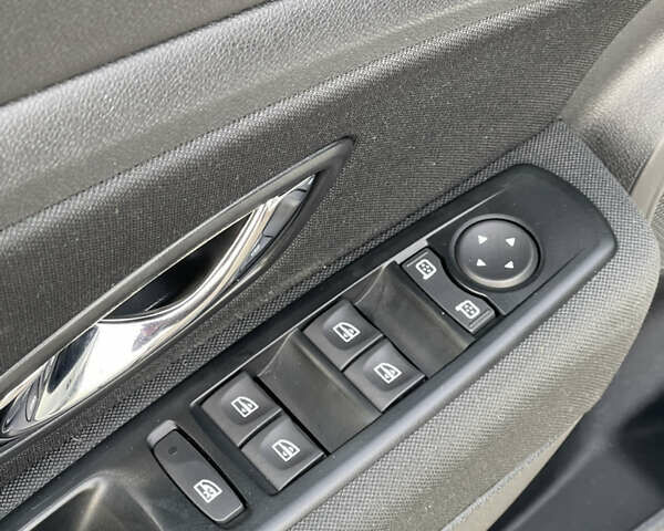 Белый Рено Меган, объемом двигателя 1.5 л и пробегом 196 тыс. км за 9500 $, фото 27 на Automoto.ua