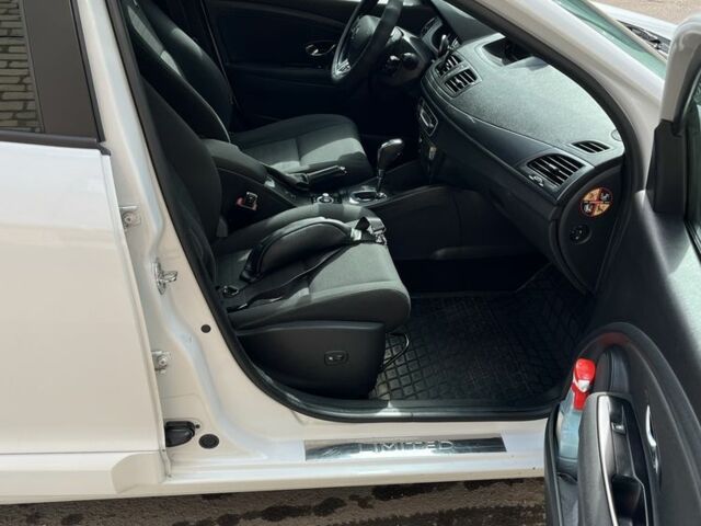 Белый Рено Меган, объемом двигателя 1.5 л и пробегом 325 тыс. км за 8100 $, фото 2 на Automoto.ua