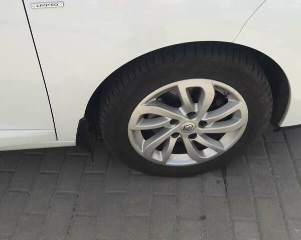 Белый Рено Меган, объемом двигателя 1.46 л и пробегом 220 тыс. км за 9200 $, фото 3 на Automoto.ua