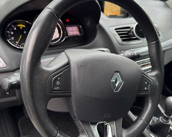 Белый Рено Меган, объемом двигателя 1.5 л и пробегом 278 тыс. км за 8900 $, фото 32 на Automoto.ua