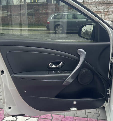 Белый Рено Меган, объемом двигателя 1.46 л и пробегом 320 тыс. км за 7999 $, фото 18 на Automoto.ua