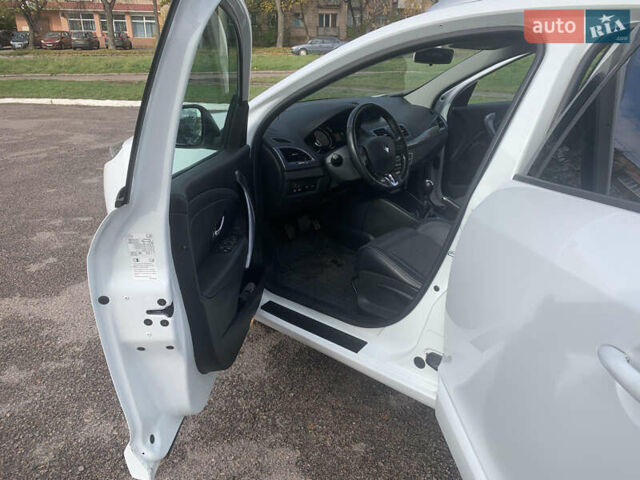 Рено Меган 2015 в Ровно на Automoto.ua Белый Рено Меган, объемом двигателя 1.5 л и пробегом 167 тыс. км за 9199 $, фото 23 на Automoto.ua