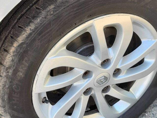 Белый Рено Меган, объемом двигателя 1.44 л и пробегом 206 тыс. км за 8900 $, фото 1 на Automoto.ua