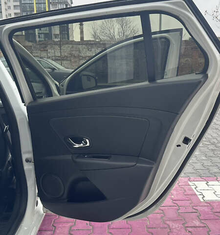 Белый Рено Меган, объемом двигателя 1.46 л и пробегом 320 тыс. км за 7999 $, фото 14 на Automoto.ua