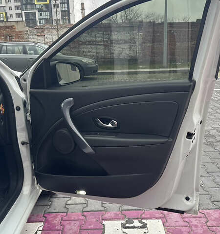 Белый Рено Меган, объемом двигателя 1.46 л и пробегом 320 тыс. км за 7999 $, фото 12 на Automoto.ua