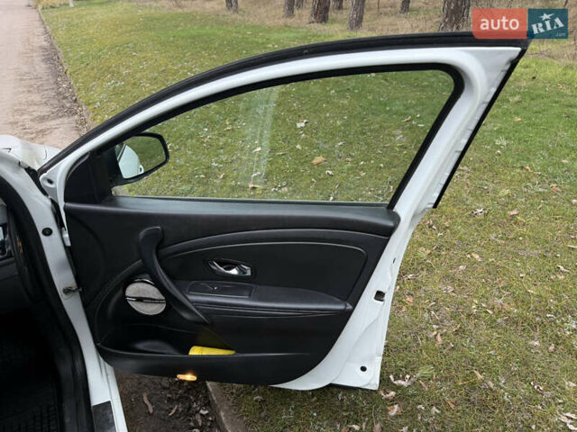 Белый Рено Меган, объемом двигателя 1.6 л и пробегом 246 тыс. км за 9900 $, фото 12 на Automoto.ua