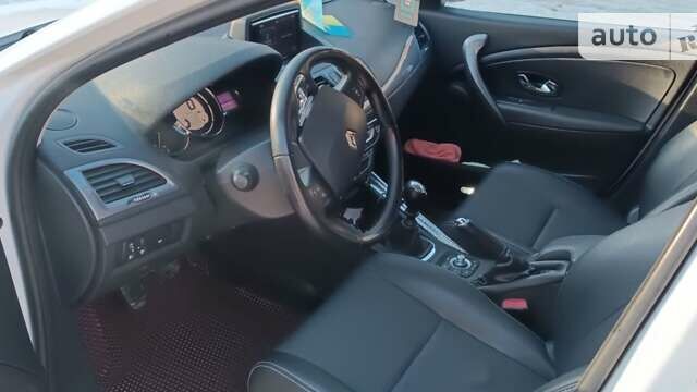Белый Рено Меган, объемом двигателя 1.46 л и пробегом 230 тыс. км за 9800 $, фото 1 на Automoto.ua