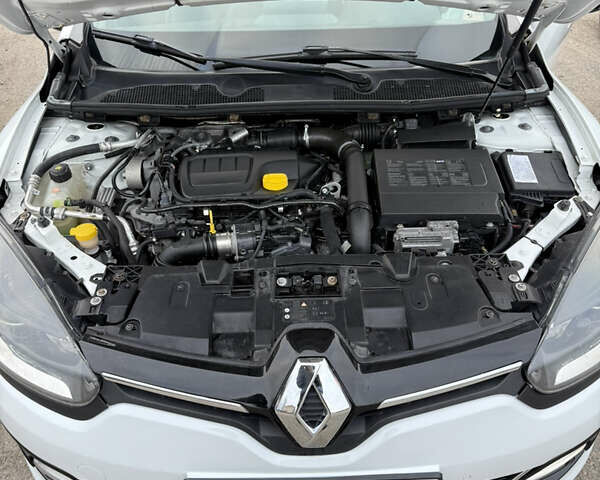 Белый Рено Меган, объемом двигателя 1.6 л и пробегом 246 тыс. км за 9900 $, фото 21 на Automoto.ua