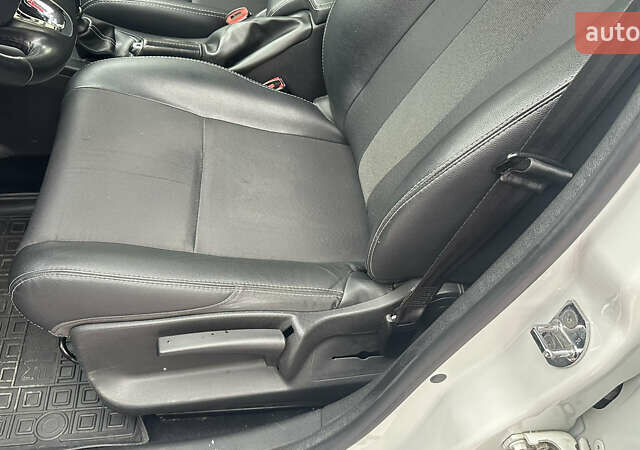 Белый Рено Меган, объемом двигателя 1.46 л и пробегом 320 тыс. км за 7999 $, фото 20 на Automoto.ua