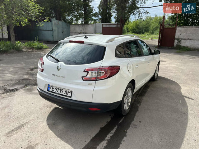 Белый Рено Меган, объемом двигателя 1.5 л и пробегом 326 тыс. км за 7900 $, фото 3 на Automoto.ua