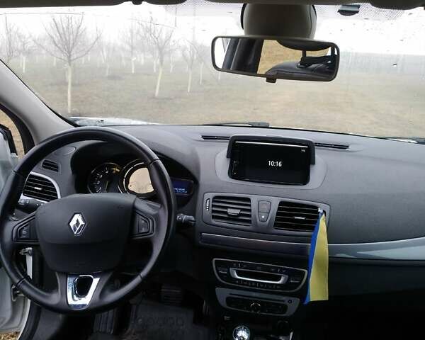 Белый Рено Меган, объемом двигателя 1.5 л и пробегом 245 тыс. км за 9000 $, фото 2 на Automoto.ua