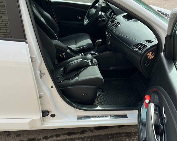 Белый Рено Меган, объемом двигателя 1.5 л и пробегом 326 тыс. км за 7900 $, фото 5 на Automoto.ua