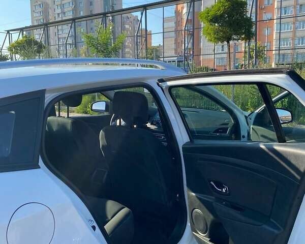 Белый Рено Меган, объемом двигателя 1.5 л и пробегом 212 тыс. км за 8800 $, фото 41 на Automoto.ua