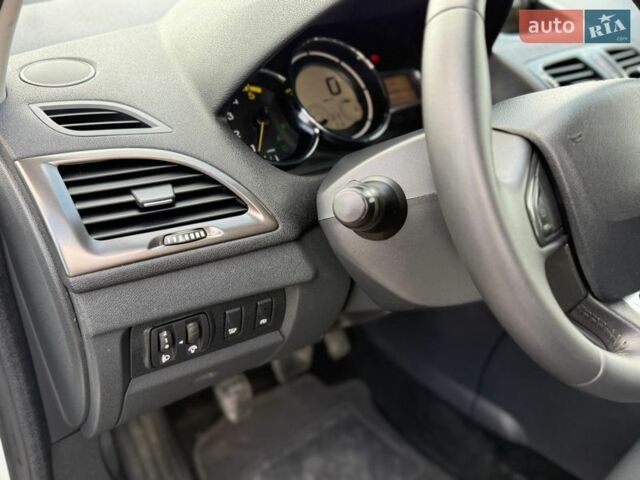 Белый Рено Меган, объемом двигателя 1.5 л и пробегом 215 тыс. км за 9499 $, фото 16 на Automoto.ua