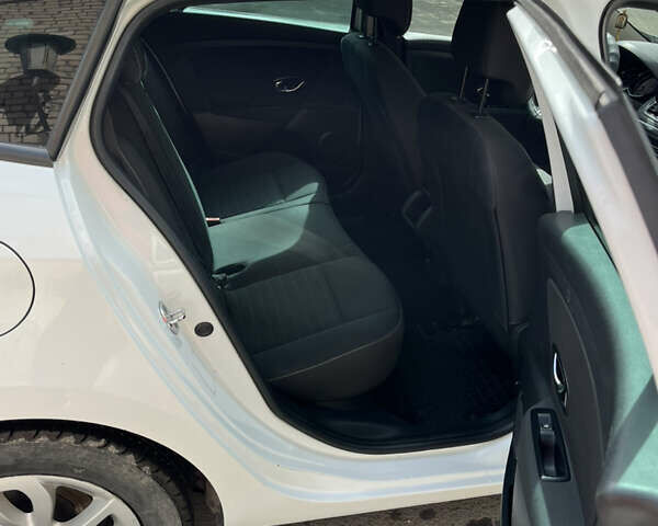 Белый Рено Меган, объемом двигателя 1.5 л и пробегом 326 тыс. км за 7900 $, фото 4 на Automoto.ua