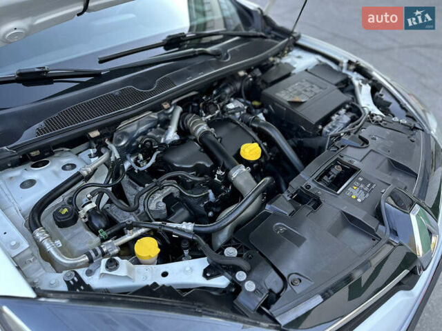 Белый Рено Меган, объемом двигателя 1.5 л и пробегом 165 тыс. км за 9500 $, фото 5 на Automoto.ua