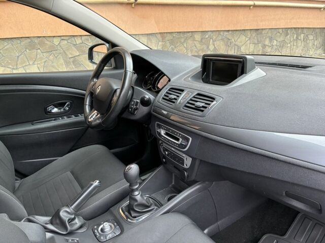 Белый Рено Меган, объемом двигателя 1.5 л и пробегом 279 тыс. км за 9900 $, фото 3 на Automoto.ua