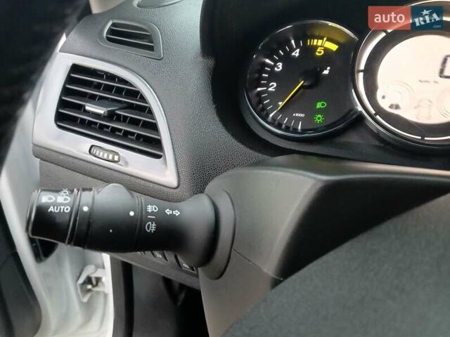 Белый Рено Меган, объемом двигателя 1.5 л и пробегом 149 тыс. км за 9600 $, фото 63 на Automoto.ua