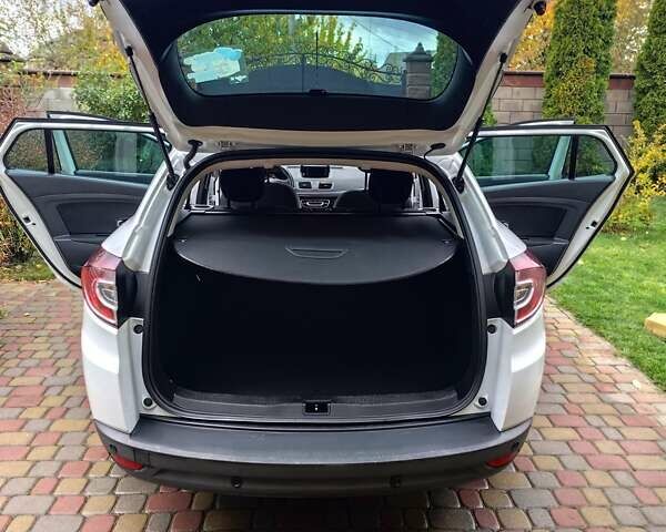 Белый Рено Меган, объемом двигателя 1.46 л и пробегом 202 тыс. км за 9500 $, фото 2 на Automoto.ua