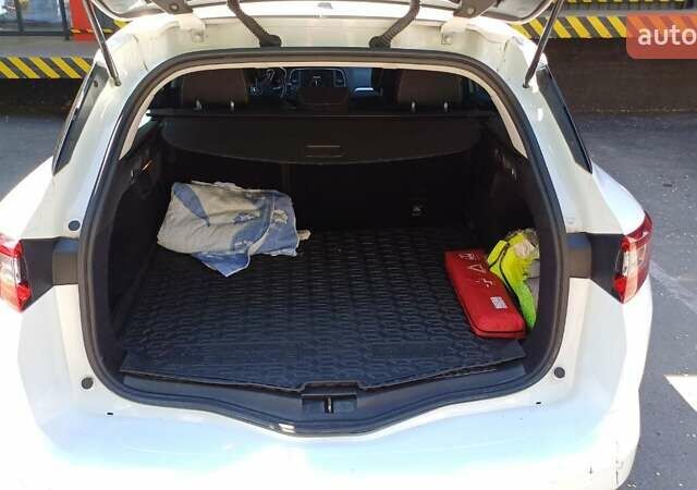 Белый Рено Меган, объемом двигателя 1.46 л и пробегом 308 тыс. км за 11750 $, фото 3 на Automoto.ua