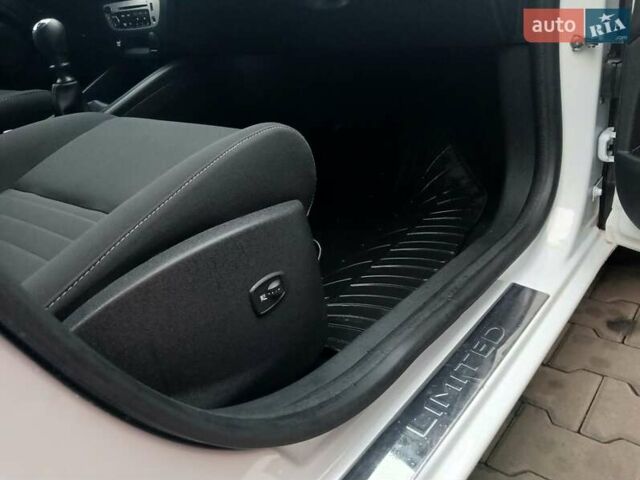 Белый Рено Меган, объемом двигателя 1.5 л и пробегом 149 тыс. км за 9600 $, фото 47 на Automoto.ua