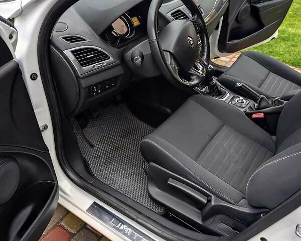 Белый Рено Меган, объемом двигателя 1.46 л и пробегом 202 тыс. км за 9500 $, фото 11 на Automoto.ua