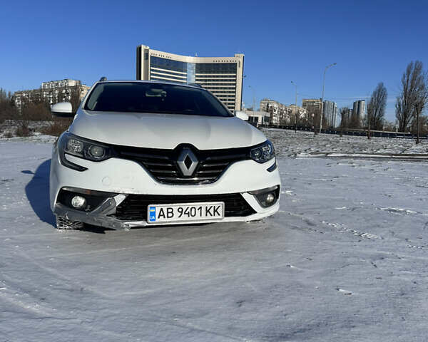 Белый Рено Меган, объемом двигателя 1.46 л и пробегом 141 тыс. км за 11200 $, фото 1 на Automoto.ua
