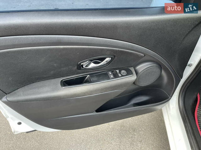 Белый Рено Меган, объемом двигателя 1.46 л и пробегом 255 тыс. км за 8500 $, фото 17 на Automoto.ua