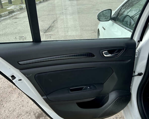 Белый Рено Меган, объемом двигателя 1.5 л и пробегом 275 тыс. км за 11200 $, фото 39 на Automoto.ua