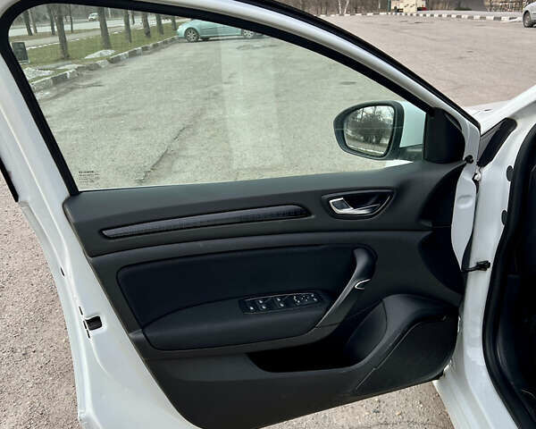 Белый Рено Меган, объемом двигателя 1.5 л и пробегом 275 тыс. км за 11200 $, фото 24 на Automoto.ua