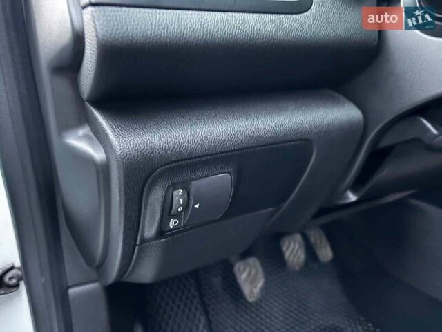 Белый Рено Меган, объемом двигателя 1.5 л и пробегом 233 тыс. км за 10990 $, фото 19 на Automoto.ua