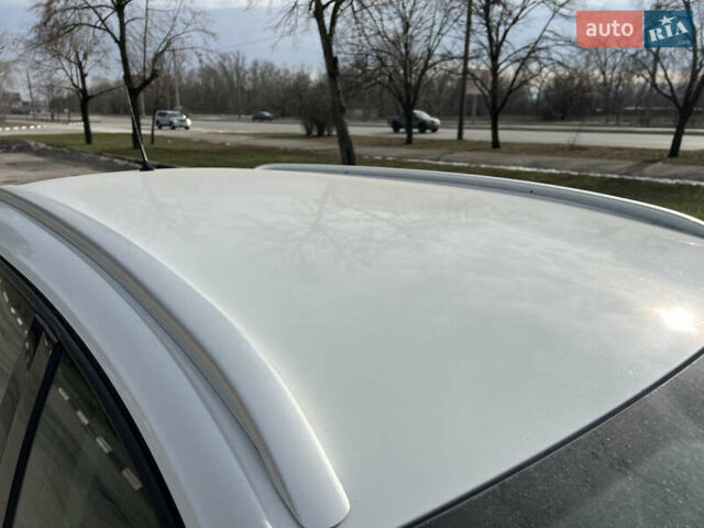 Белый Рено Меган, объемом двигателя 1.5 л и пробегом 275 тыс. км за 11200 $, фото 62 на Automoto.ua