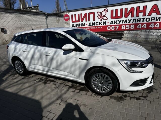 Белый Рено Меган, объемом двигателя 1.5 л и пробегом 231 тыс. км за 10800 $, фото 2 на Automoto.ua