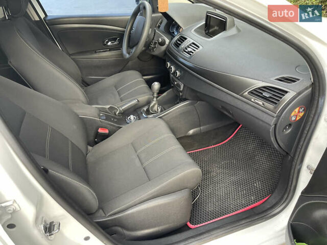 Белый Рено Меган, объемом двигателя 1.46 л и пробегом 255 тыс. км за 8500 $, фото 10 на Automoto.ua