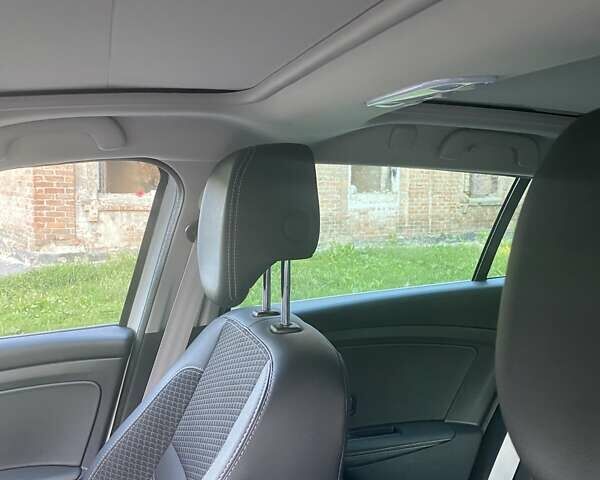 Белый Рено Меган, объемом двигателя 1.6 л и пробегом 263 тыс. км за 11200 $, фото 4 на Automoto.ua