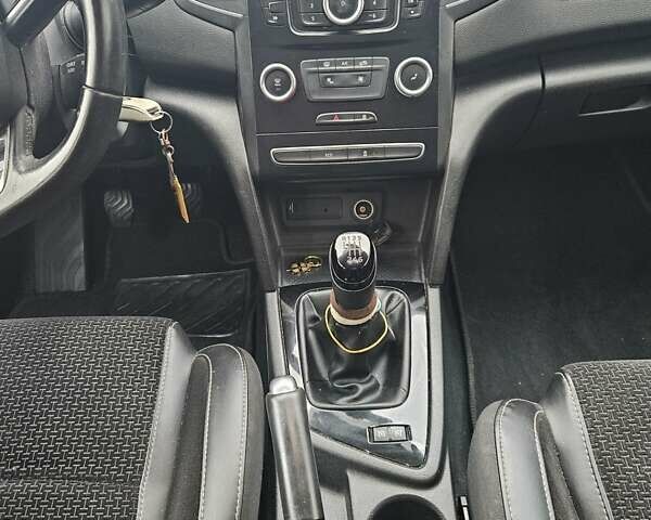 Белый Рено Меган, объемом двигателя 1.5 л и пробегом 175 тыс. км за 10300 $, фото 12 на Automoto.ua