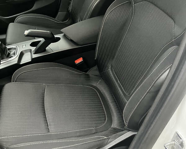 Белый Рено Меган, объемом двигателя 1.5 л и пробегом 213 тыс. км за 9999 $, фото 10 на Automoto.ua