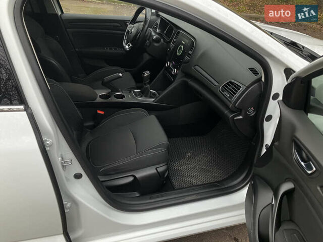 Белый Рено Меган, объемом двигателя 1.5 л и пробегом 213 тыс. км за 9999 $, фото 24 на Automoto.ua