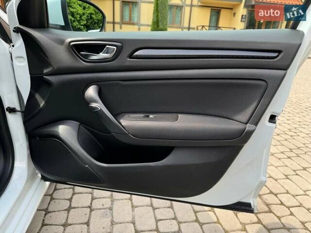 Белый Рено Меган, объемом двигателя 1.5 л и пробегом 210 тыс. км за 12000 $, фото 17 на Automoto.ua