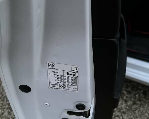 Белый Рено Меган, объемом двигателя 1.46 л и пробегом 231 тыс. км за 11100 $, фото 24 на Automoto.ua