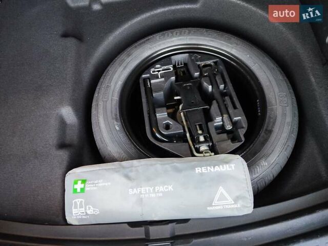 Белый Рено Меган, объемом двигателя 1.46 л и пробегом 200 тыс. км за 11999 $, фото 72 на Automoto.ua