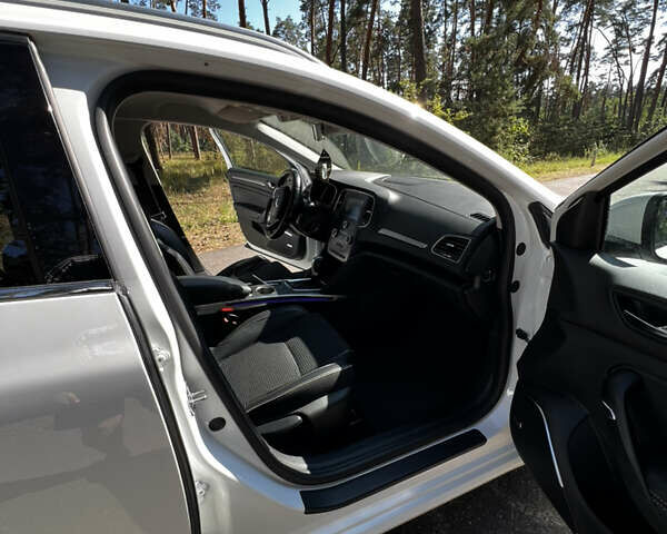 Белый Рено Меган, объемом двигателя 1.46 л и пробегом 185 тыс. км за 13200 $, фото 10 на Automoto.ua